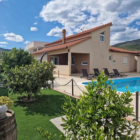 Beautiful Holiday Home "Villa Luka" Kastel Stafilic ภายนอก รูปภาพ