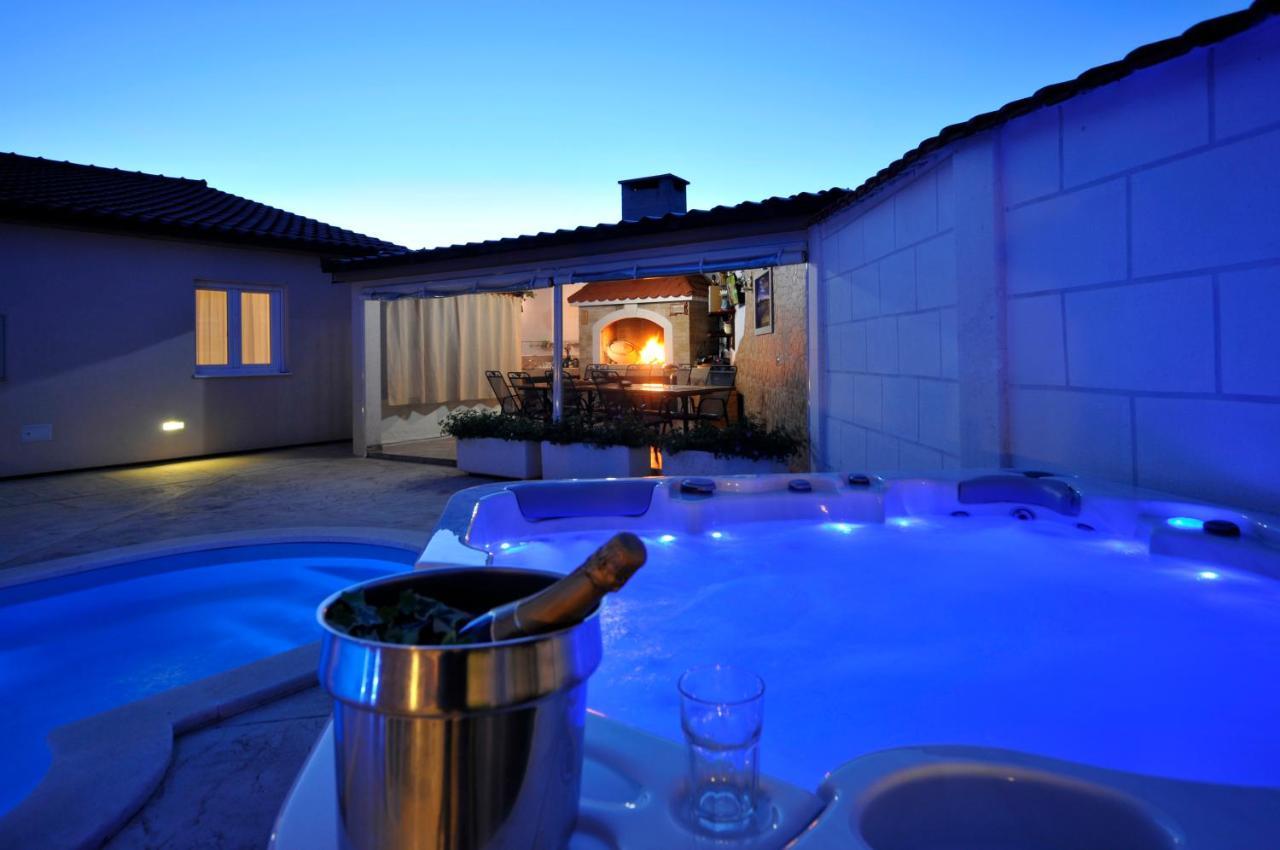 Beautiful Holiday Home "Villa Luka" Kastel Stafilic ภายนอก รูปภาพ