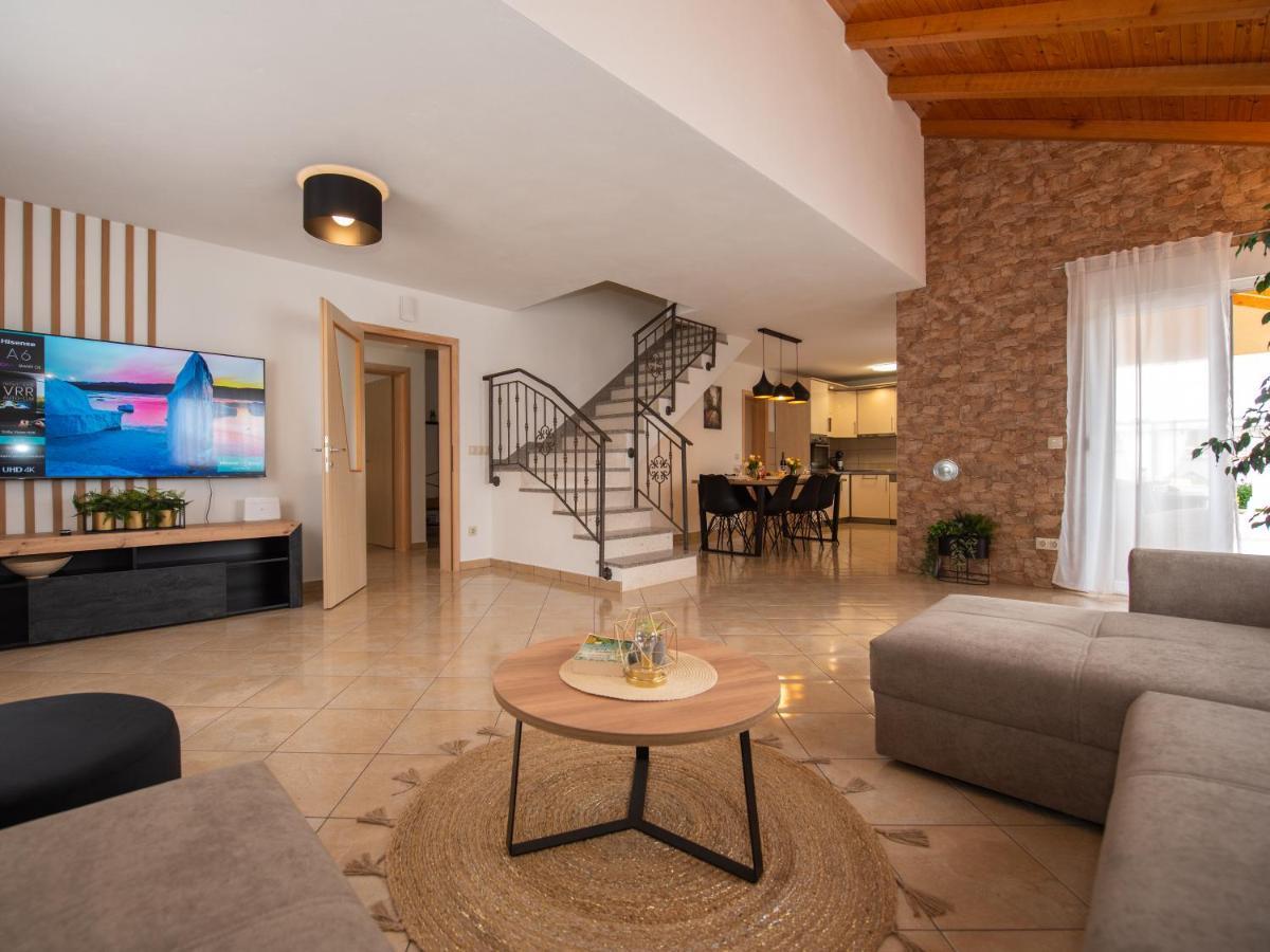 Beautiful Holiday Home "Villa Luka" Kastel Stafilic ภายนอก รูปภาพ