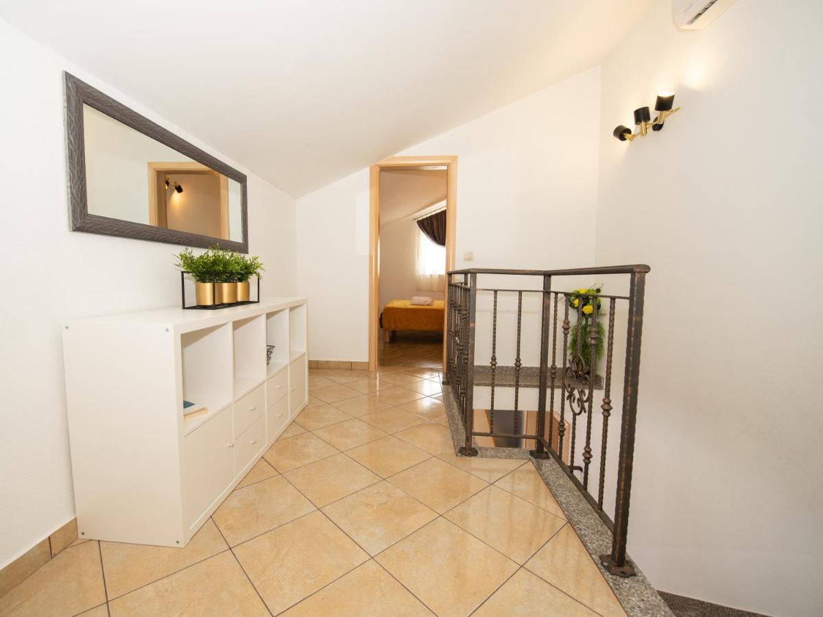 Beautiful Holiday Home "Villa Luka" Kastel Stafilic ภายนอก รูปภาพ