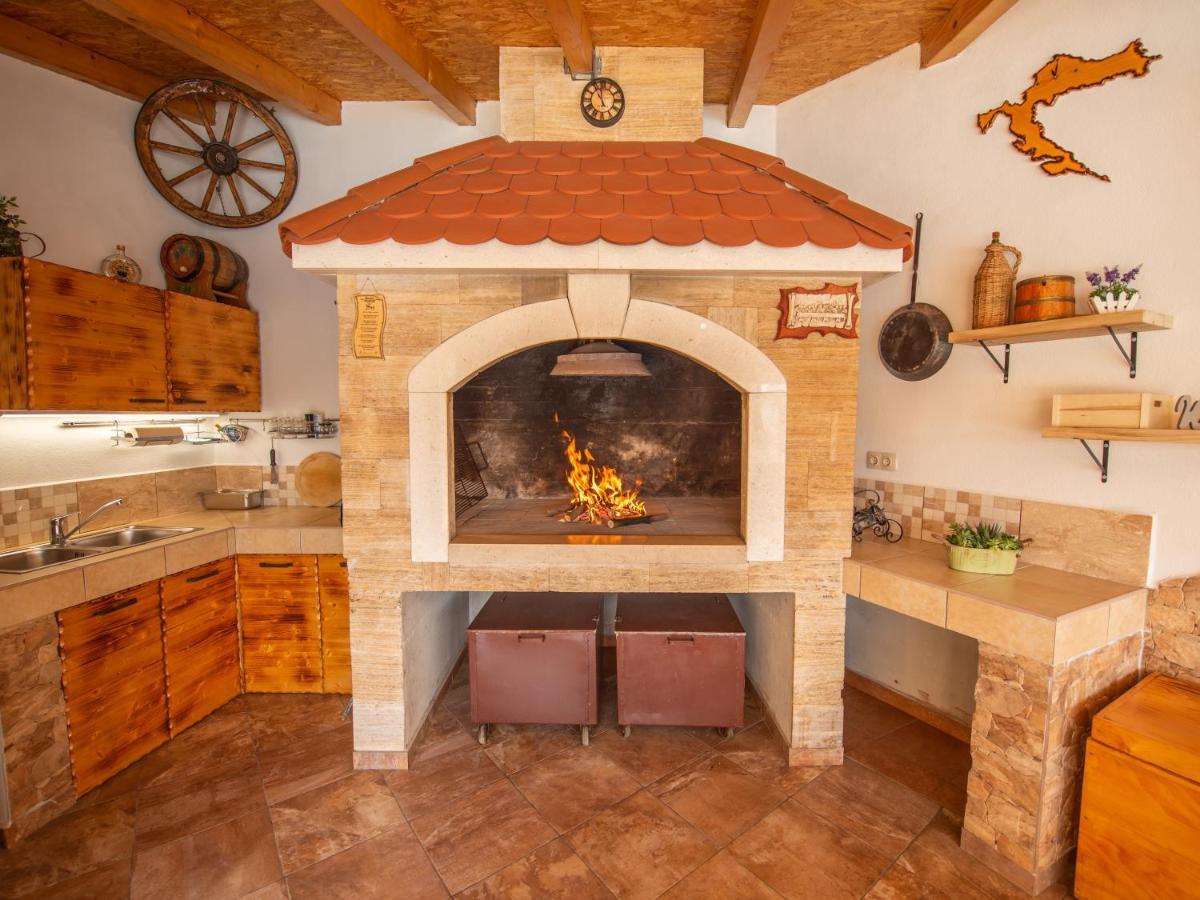 Beautiful Holiday Home "Villa Luka" Kastel Stafilic ภายนอก รูปภาพ