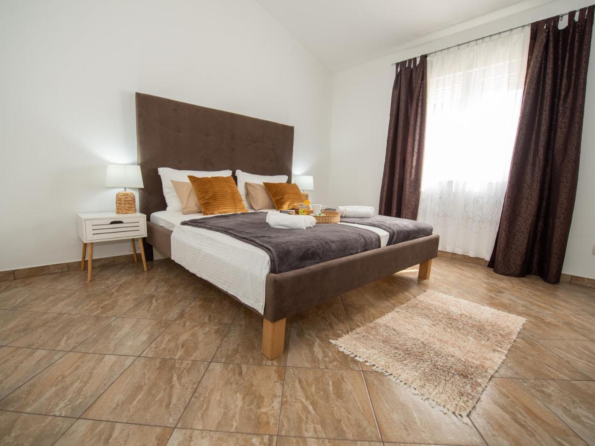 Beautiful Holiday Home "Villa Luka" Kastel Stafilic ภายนอก รูปภาพ
