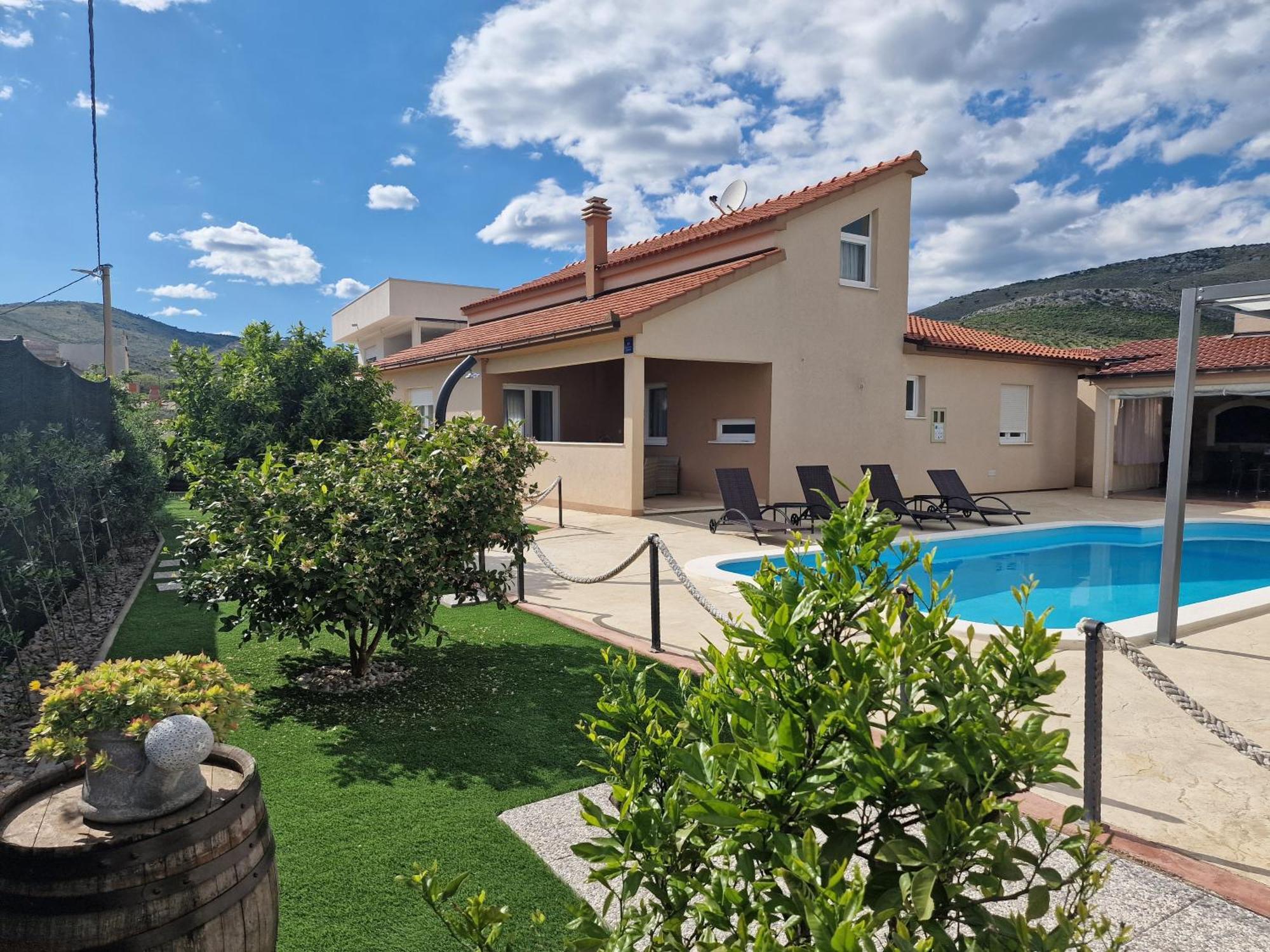 Beautiful Holiday Home "Villa Luka" Kastel Stafilic ภายนอก รูปภาพ